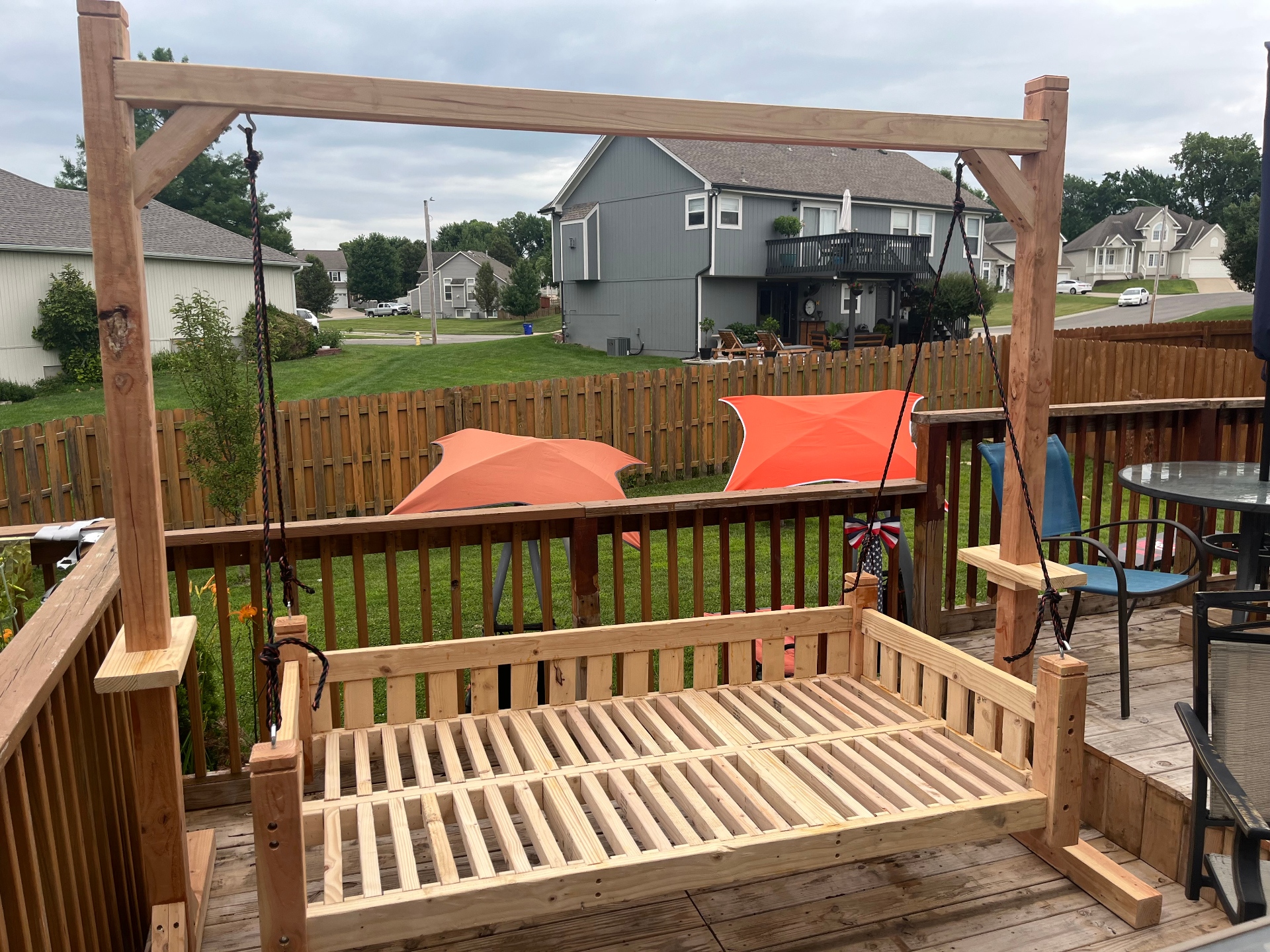 Side view of suspended daybed frame construction